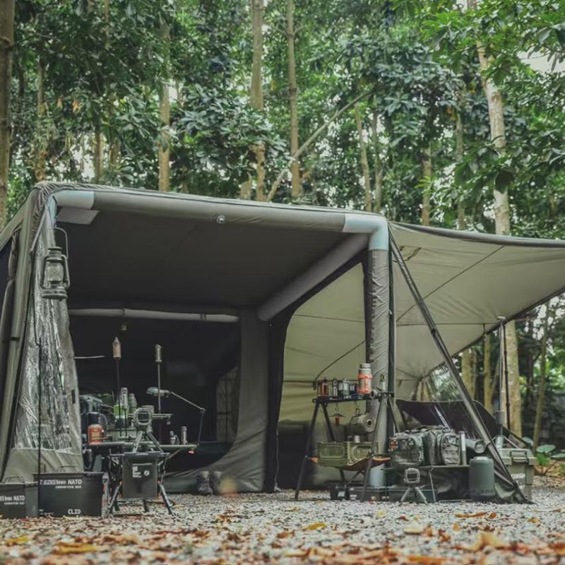 Tenda gonfiabile in campeggio in stile militare all'aperto