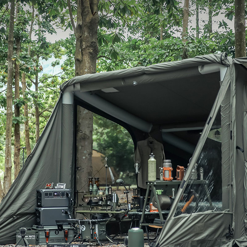 Tenda gonfiabile in campeggio in stile militare all'aperto