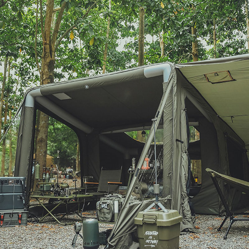 Tenda gonfiabile in campeggio in stile militare all'aperto
