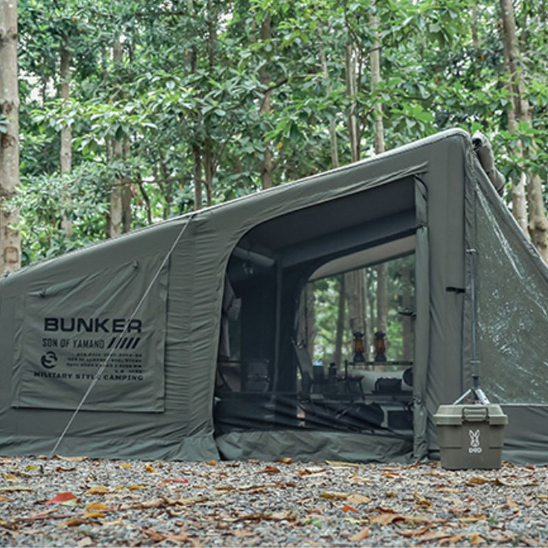 Tenda gonfiabile in campeggio in stile militare all'aperto