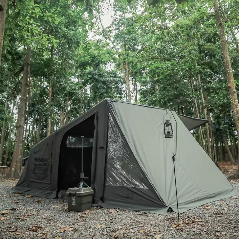 Tenda gonfiabile in campeggio in stile militare all'aperto